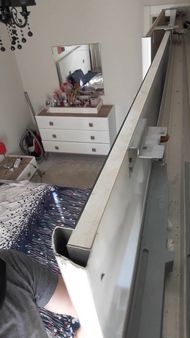 Avcılar Mustafa Kemal Paşa Mahallesi sürgülü ray kapaklı elbise dolabı tamir işlemi yaparken