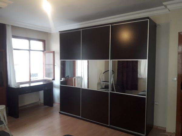 Avcılar Üniversite mahallesi sürgülü ray kapaklı elbise dolabı kapak tamir işlemi yapıldı teslim edildi.