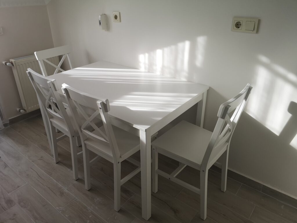 Avcılar Yeşilkent Mahallesi yemek masası montaj işlemi yapıldı teslim edildi.