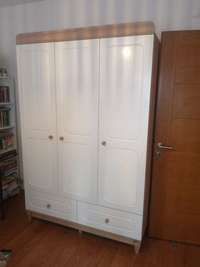 Esenyurt Atatürk mahallesinde 3 kapılı 2 çekmeceli elbise dolabı montaj işlemi yapıldı.