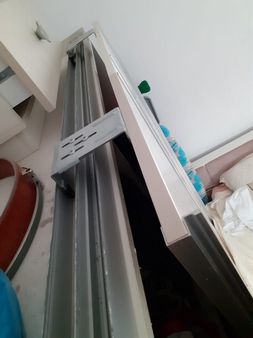 Esenyurt Battalgazi Mahallesinde sürgülü ray kapaklı elbise dolabı kapak tamir işlemi yapılırken