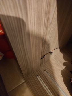 Esenyurt Çınar Mahallesinde Sürgülü ray kapaklı elbise dolabı kapağının kenara çarpması sonucu oluşan kırılma. fren sistemi olmayan kapaklarda bu tür sorunlar mutlaka oluşacaktır.