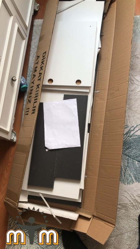 Esenyurt Cumhuriyet Mahallesinde Modüler mobilya paketinin açılması.