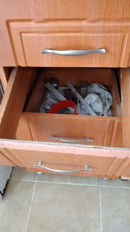 Esenyurt Esenkent Mahallesinde mutfak çekmece tamiri yapılırken