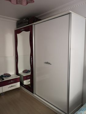 Esenyurt Esenkent Mahallesinde sürgülü ray kapaklı elbise dolabı kapak tamiri işlemi yapıldı teslim edildi.