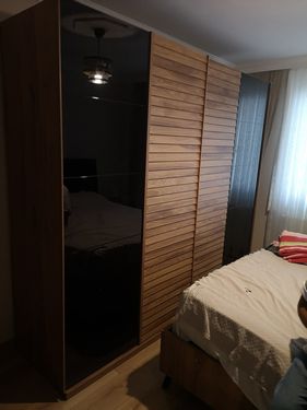 Esenyurt Fatih Mahallesinde sürgülü ray kapaklı elbise dolabı kapak tamir işlemi yapıldı teslim edildi.