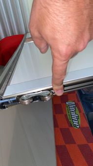 Esenyurt Gökevler Mahallesinde sürgülü ray kapaklı elbise dolabı kapak tekerleri kırılması