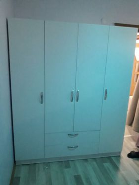 Esenyurt Hürriyet Mahallesinde 4 kapılı 2 çekmeceli elbise dolabı montaj işlemi yapıldı teslim edildi.