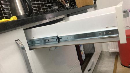 Esenyurt İncirtepe Mahallesinde mutfak dolabı çekmece ray değişim işlemi