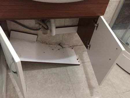 Esenyurt İnönü Mahallesinde banyo lavabo dolabı altı zamanla çürümeden kaynaklı düşmüş. Bu tür sorunlar genelde lavabodan su damlaması sonucu oluşur.