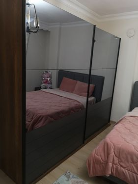 Esenyurt İstiklal Mahallesinde sürgülü ray kapaklı elbise dolabı kapak tamir işlemi yapıldı teslim edildi.