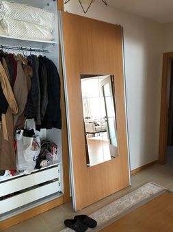 Esenyurt Koza Mahallesinde sürgülü ray kapaklı elbise dolabı kapak tamiri yapılırken.