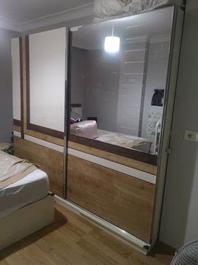 Esenyurt Mehterçeşme Mahallesinde sürgülü ray kapaklı elbise dolabı kapak tamir işlemi yapıldı teslim edildi.