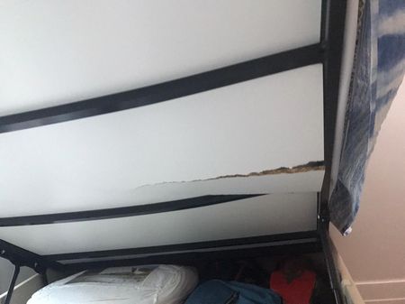 Esenyurt Necip Fazıl Kısakürek Mahallesi baza yatak altı suntası kırılması. 