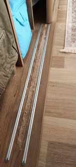 Esenyurt Piri Reis Mahallesinde sürgü ray kapaklı elbise dolabı kapak tamiri. Rayda çıkan kapak tekerleri bu şekilde kullanılmaya devam edildiğinden dolayı alt kısım üzerinde aşınmalara sebebiyet vermiş. 