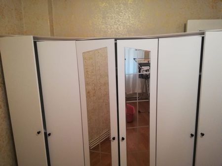 Esenyurt Saadetdere Mahallesi elbise dolabı güçlendirme işlemi. Ehli olmayan kişiler tarafından montajı yapılan mobilyalar bir süre sonra bu tür sorunla baş gösterir