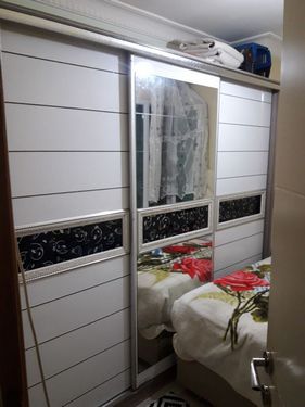 Esenyurt Saadetdere Mahallesi sürgülü ray kapaklı elbise dolabı kapak tamir işlemi. Alt ray ve kapak tekerleri değişti. Ayarlaması yapıldı teslim edildi.