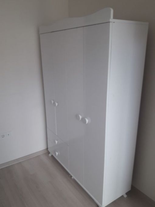 Esenyurt Şehitler Mahallesi 4 kapılı 2 çekmeceli elbise dolabı montaj işlemi.