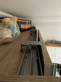 Esenyurt Selahaddin Eyyübi Mahallesi sürgülü ray kapaklı elbise dolabı kapak tamir işlemi.