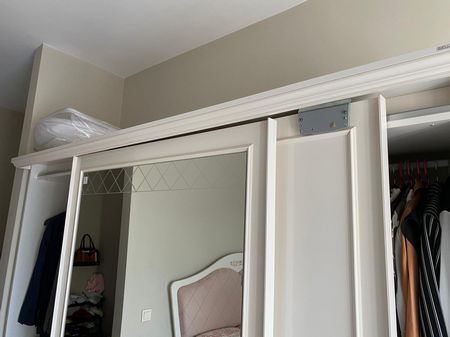 Esenyurt Talatpaşa Mahallesi sürgülü ray kapaklı elbise dolabı kapak tamir işlemi.