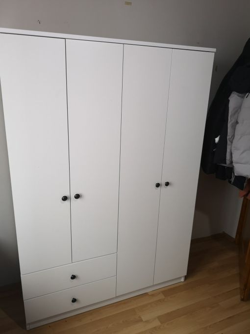 Esenyurt Üçevler Mahallesi 4 kapılı 2 çekmeceli elbide dolabı montaj işlemi.