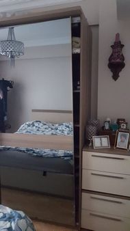 Esenyurt Yeşilkent Mahallesinde sürgülü ray kapaklı elbise dolabı kapak tamir işlemi. bu tür sorunlar genelde sert kullanımlar ve teker kilidi açıldığında oluşur.