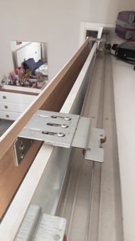 Esenyurt Yunus Emre Mahallesinde sürgülü ray kapaklı elbise dolabı kapak tamiri. 