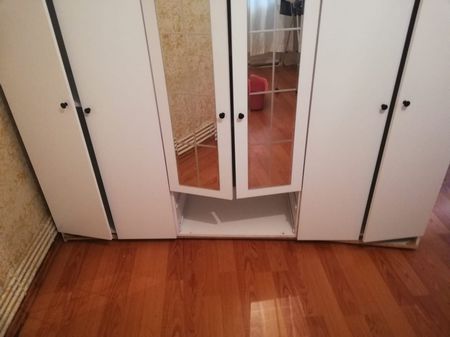 Esenyurt Zafer Mahallesinde tecrübesiz bir ustanın kurduğu mobilyanın çökmesi sonucu kullanılamaz hale gelen elbise dolabı güçlendirme işlemi.