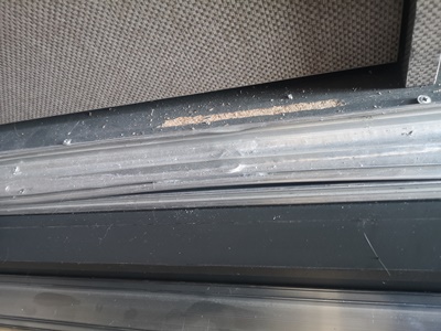 Sürgülü Kapak Zor Açılıp Kapanıyor Sorunu ve Kesin Çözümü 3 Eğilmiş ve hasar görmüş kapak rayı. Bu şekilde kapak tekerleri hareket edemez