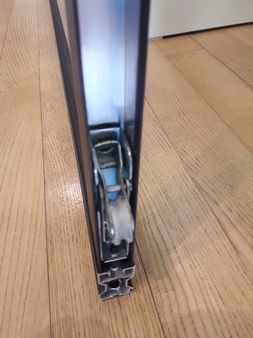 Küçükçekmece Atakent Mahallesi sürgülü ray kapaklı elbise dolabı teker kırılmazı