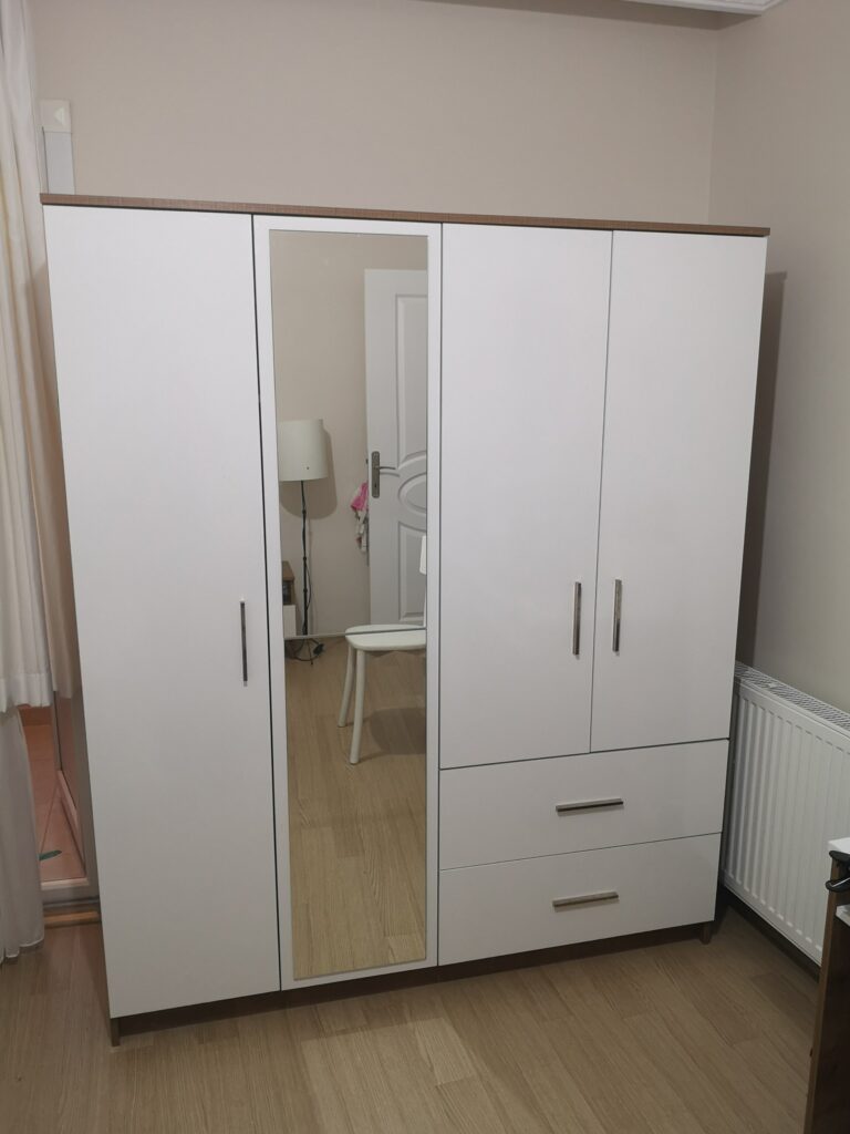 Küçükçekmece Atatürk Mahallesi 4 kapılı 2 çekmeceli gardırop montaj işlemi yapıldı.