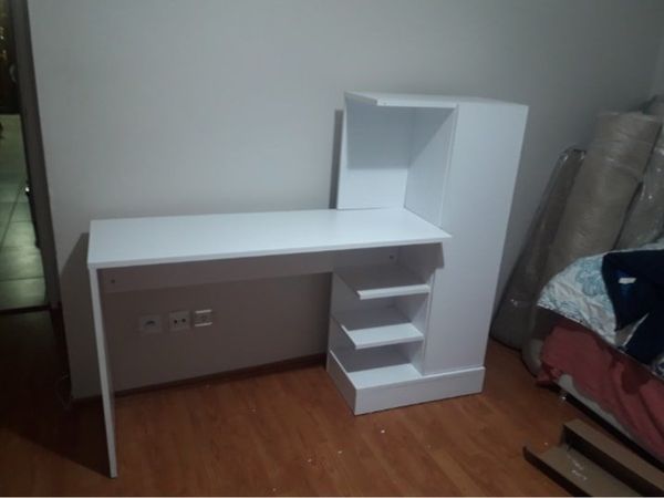 Küçükçekmece Yeşilova mahallesi çalışma masası montajı işlemi