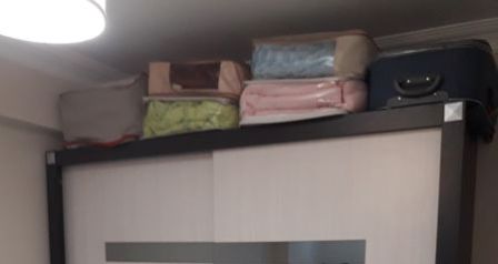 Sürgülü kapaklı gardıroplar, modern evlerin en çok tercih edilen mobilyalarından biridir. Özellikle dar alanlarda kapak açma derdi olmadığı için oldukça kullanışlıdır. Ancak birçok kullanıcı şu soruyu merak eder: Sürgülü ray kapaklı gardırop üzerine eşya koymak doğru mu?
