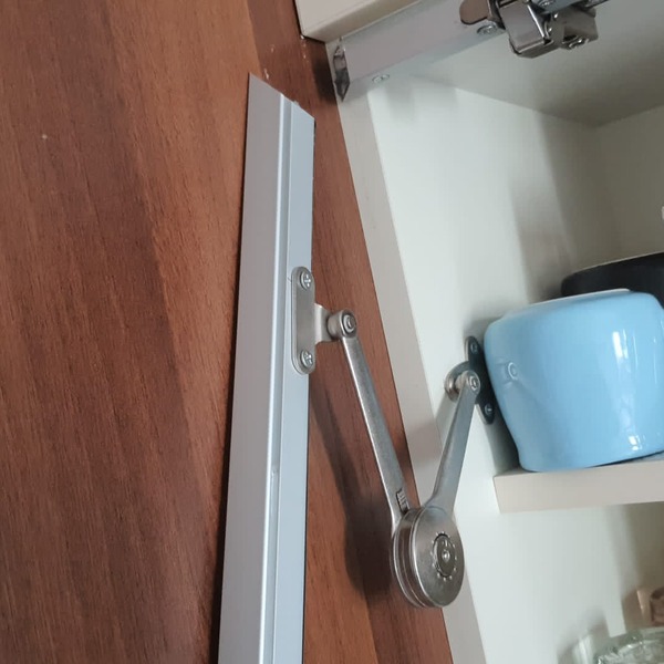 Arnavutköy Boğazköy Mahallesinde dolap kapak tamiri yapıldı