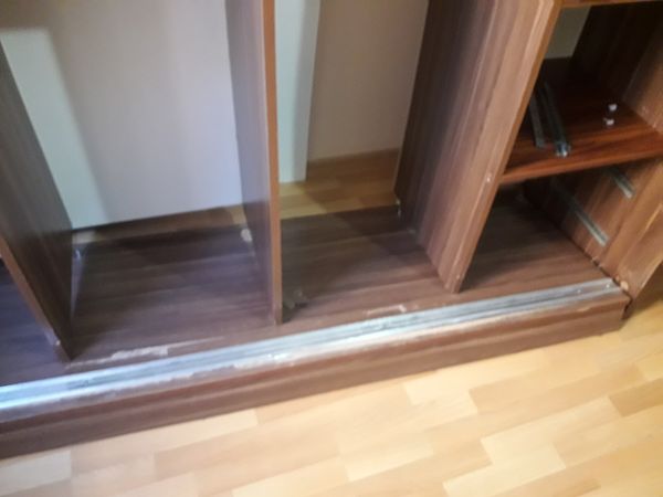 Arnavutköy İslambey Mahallesinde sürgülü ray kapaklı elbise dolabını rayı değiştirildi.