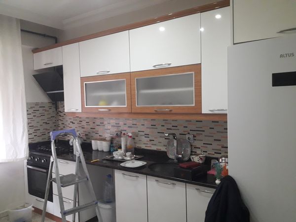 Arnavutköy Karlıbayır Mahallesinde mutfak dolabı kapak menteşeleri değiştirildi