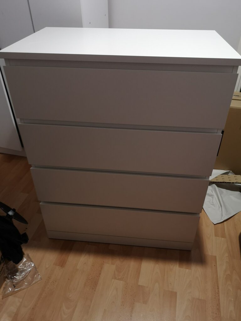 Arnavutköy Mareşal Fevzi Çakmak Mahallesinde ikea mağazadan alınan şifonyer montaj işlemi yapıldı
