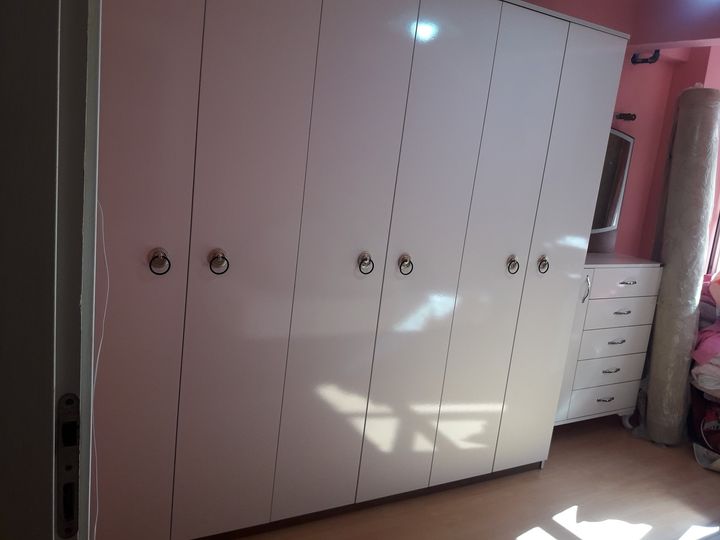Arnavutköy Mavigöl Mahallesinde 6 kapılı elbise dolabı montajı yapıldı