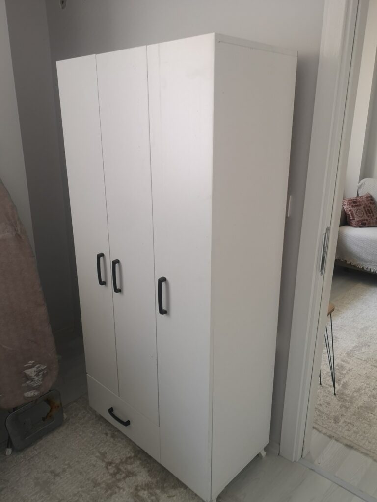 Bahçelievler şirinevler mahallesinde elbise dolabı montaj işlemi yapıldı