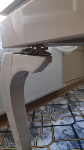 Bakırköy zeytinlik mahallesinde kırık masa ayağı tamiri yapıldı