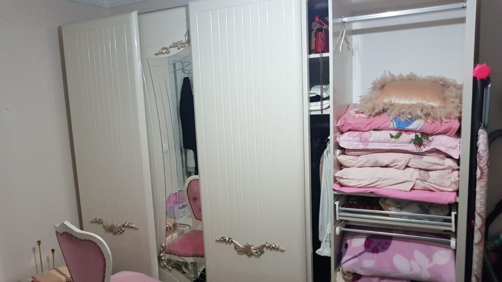 Beylikdüzü Büyükşehir Mahallesinde sürgülü ray kapaklı elbise dolabı tamir işlemi yapıldı