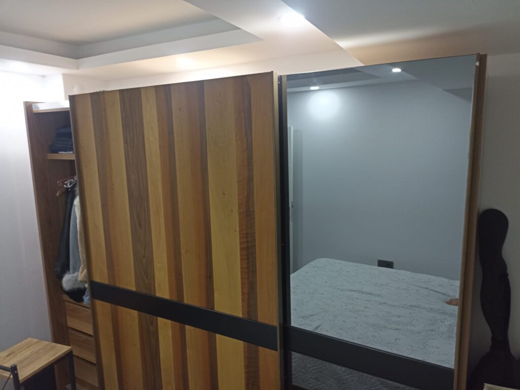 Beyoğlu Bostan Mahallesinde sürgülü ray kapaklı elbise dolabı tamiri yapıldı