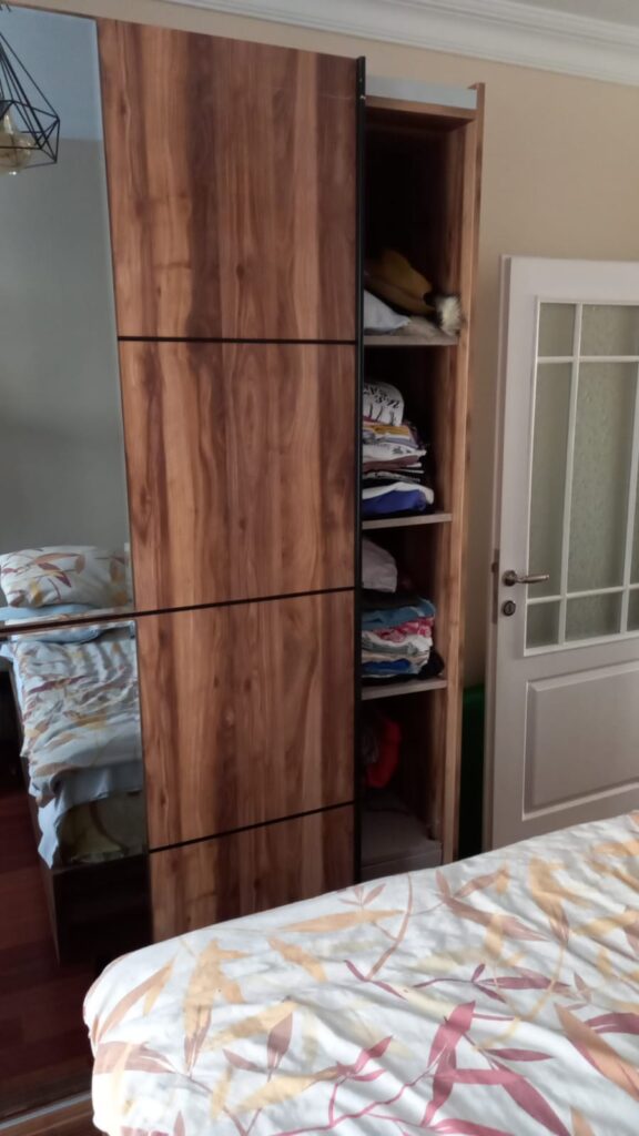 Hüseyinağa Mahallesinde elbise dolabı kapak tamiri yapıldı