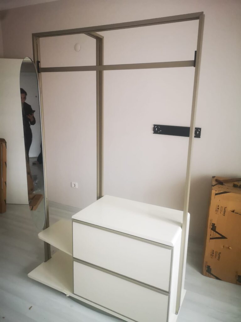 İstiklal Mahallesi Mobilya Montaj ve Tamir Hizmeti 2 İstiklal Mahallesinde portmanto montaj işlemi yapıldı