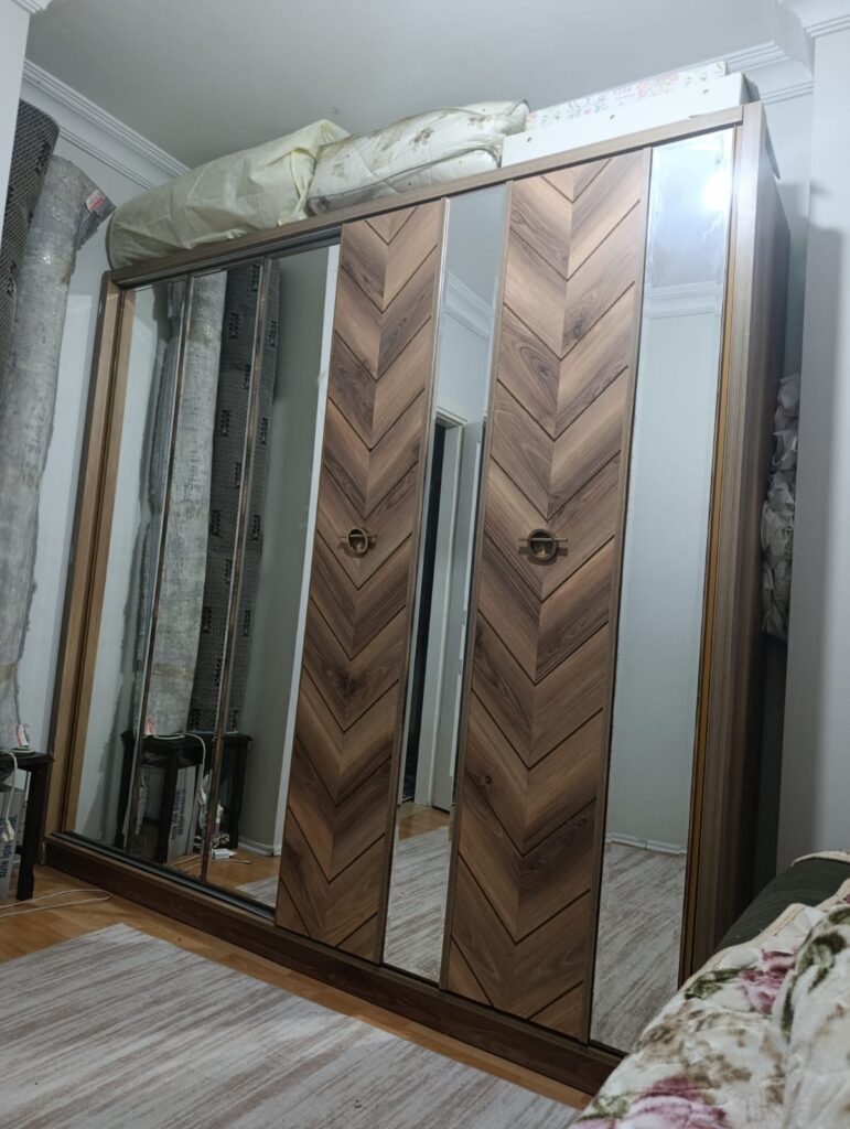 Pürtelaş Hasan Efendi Mahallesi Mobilya Montaj ve Tamir Hizmeti 3 Pürtelaş Hasan Efendi Mahallesinde sürgülü ray kapaklı elbise dolabı kapak tamiri yapıldı