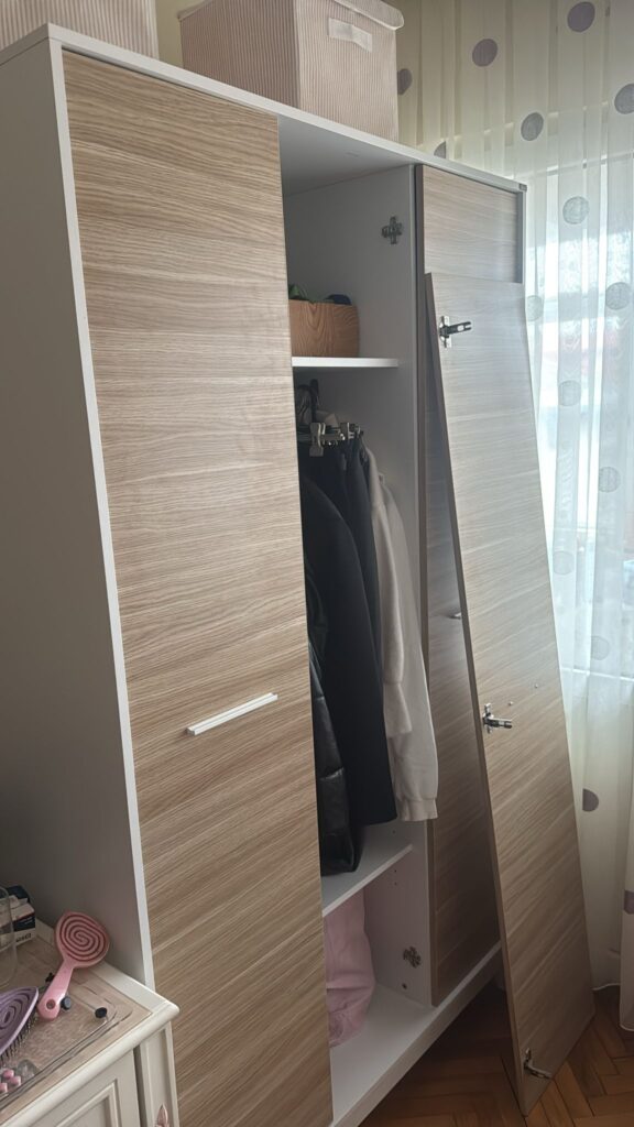 Yenişehir Mahallesi Mobilya Montaj ve Tamir Hizmeti 3 Yenişehir Mahallesinde elbise dolabı kapak menteşe değişim işlemi yapıldı