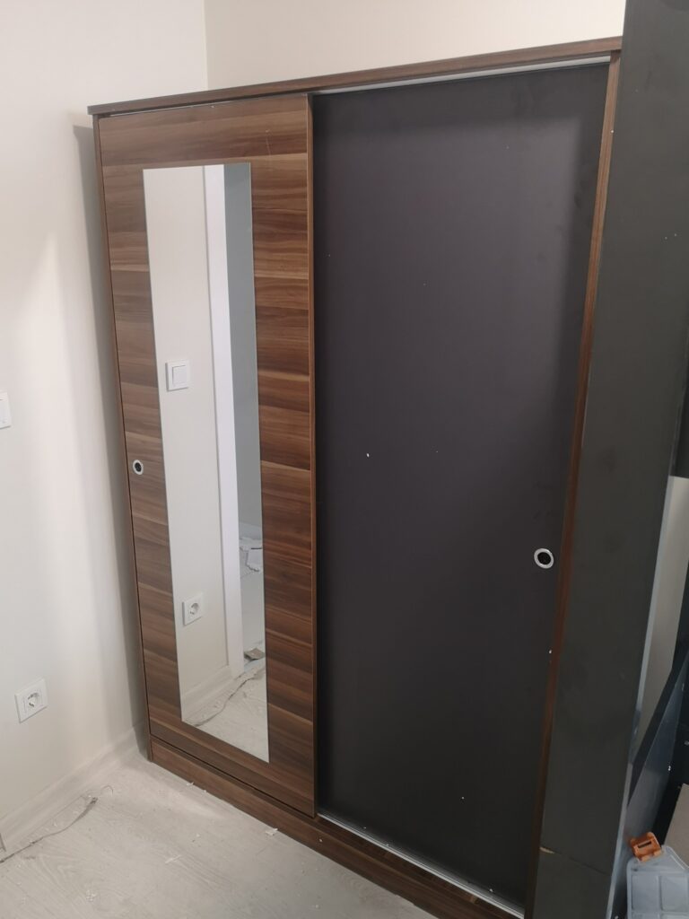 Büyükçekmece Cumhuriyet mahallesinde sürgülü ray kapaklı elbise dolabı montaj işlemi yapıldı teslim edildi