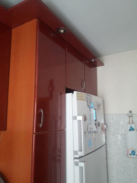 Büyükçekmece Cumhuriyet mahallesinde yerine sığmayan buzdolabı için mutfak dolabında yer genişletme işlemi yapıldı