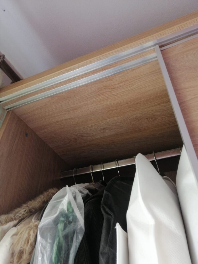 Büyükçekmece Fatih mahallesinde sürgülü ray kapaklı elbise dolabı tamiri yapıldı