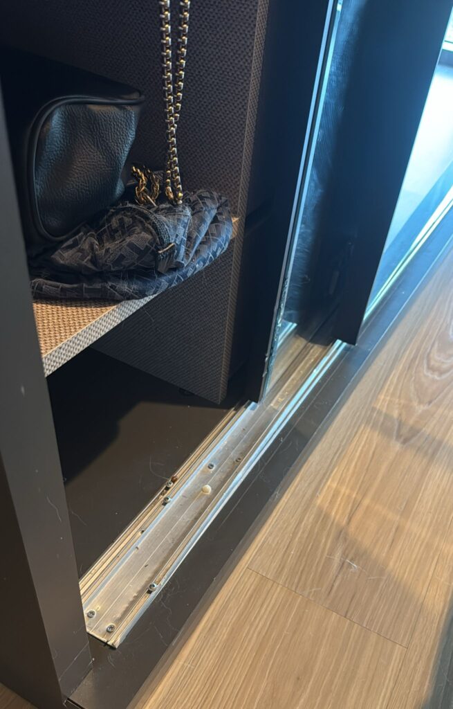 Büyükçekmece Mimaroba mahallesinde sürgülü ray kapaklı elbise dolabı tamir işlemi yapıldı